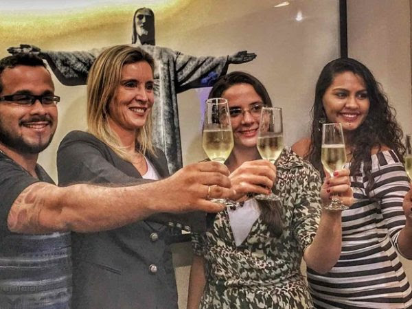 Como é a vida do primeiro brasileiro a oficialmente ter duas esposas? Como é a vida do primeiro brasileiro a oficialmente ter duas esposas?