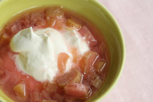 Rhubarb fruit soup with curd cheese cream / Rabarbrikissell kohupiimakreemiga