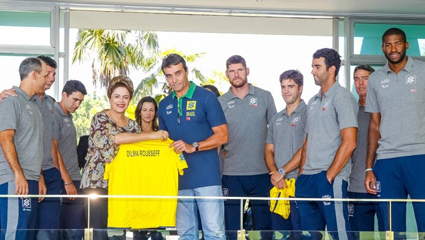 A presidente Dilma Rousseff exibe camisa da seleção de vôlei com seu nome estampado (Foto: Roberto Stuckert Filho/PR)