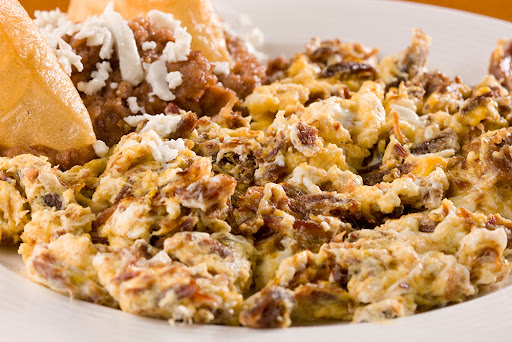 Machaca con huevos y queso fresco