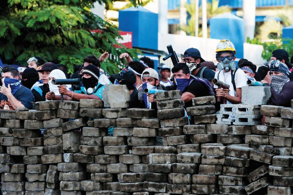 Jovens nas barricadas levantadas contra as milÃcias do sandinista Ortega, em numerosas cidades da Nicaragua.