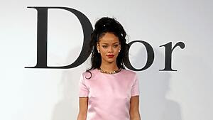 Rihanna fala que sua campanha para Dior é importante para que “mulheres de todas as raças se sintam bonitas” Rihanna fala que sua campanha para Dior é importante para que “mulheres de todas as raças se sintam bonitas”