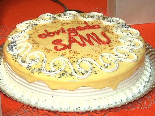 Rômulo e sua família levaram um bolo de agradecimento para o Samu (Foto: Leandro Silva/G1)