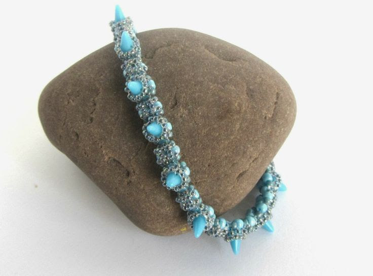 http://www.pinterest.com/pin/58828338856774019/ https://www.etsy.com/listing/175528904/tutorial-for-dainty-spikes-bracelet