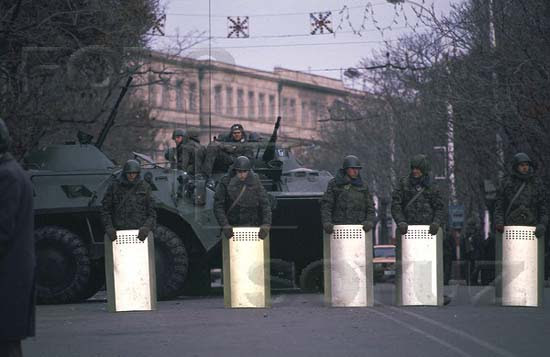 The soldiers guarding the building of the Oblast Committee of the Communist Party. Baku, January 1990. Our school No.132 is visible in background. Photo: Victoria Ivleva. Source: FotoSoyuz