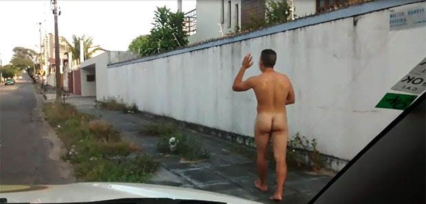 Jovem passou nu pela barreira de fiscalização montada na rua Walter Duarte Pereira, no bairro de Capim Macio (Foto: Capitão Styvenson Valentim/PM)