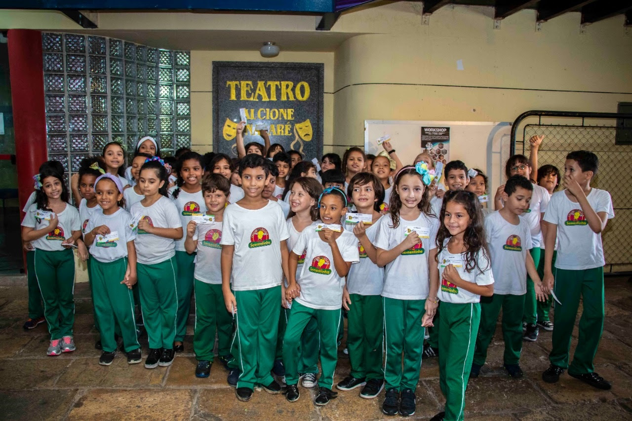 Alunos da Creche-Escola Sementinha assistem à peça "Rei Leão" no Festival Maranhense de Teatro Estudantil 