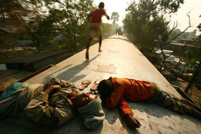 Harrowing Bangladesh Train Hopping Images
