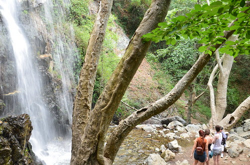 Kalidonia Wasserfall Blick mit Touristen, damit man sieht wie hoch der wirklich ist