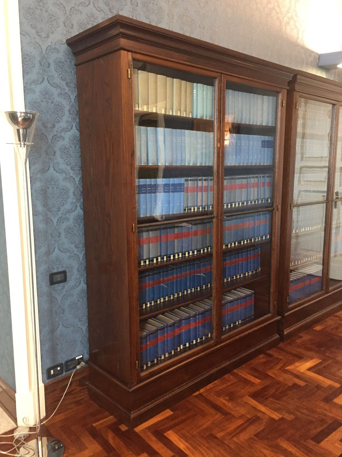 libreria in legno per studio legale milano