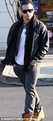 http://i.dailymail.co.uk/i/pix/2011/12/19/article-2076046-0F38D13300000578-740_224x513.jpg