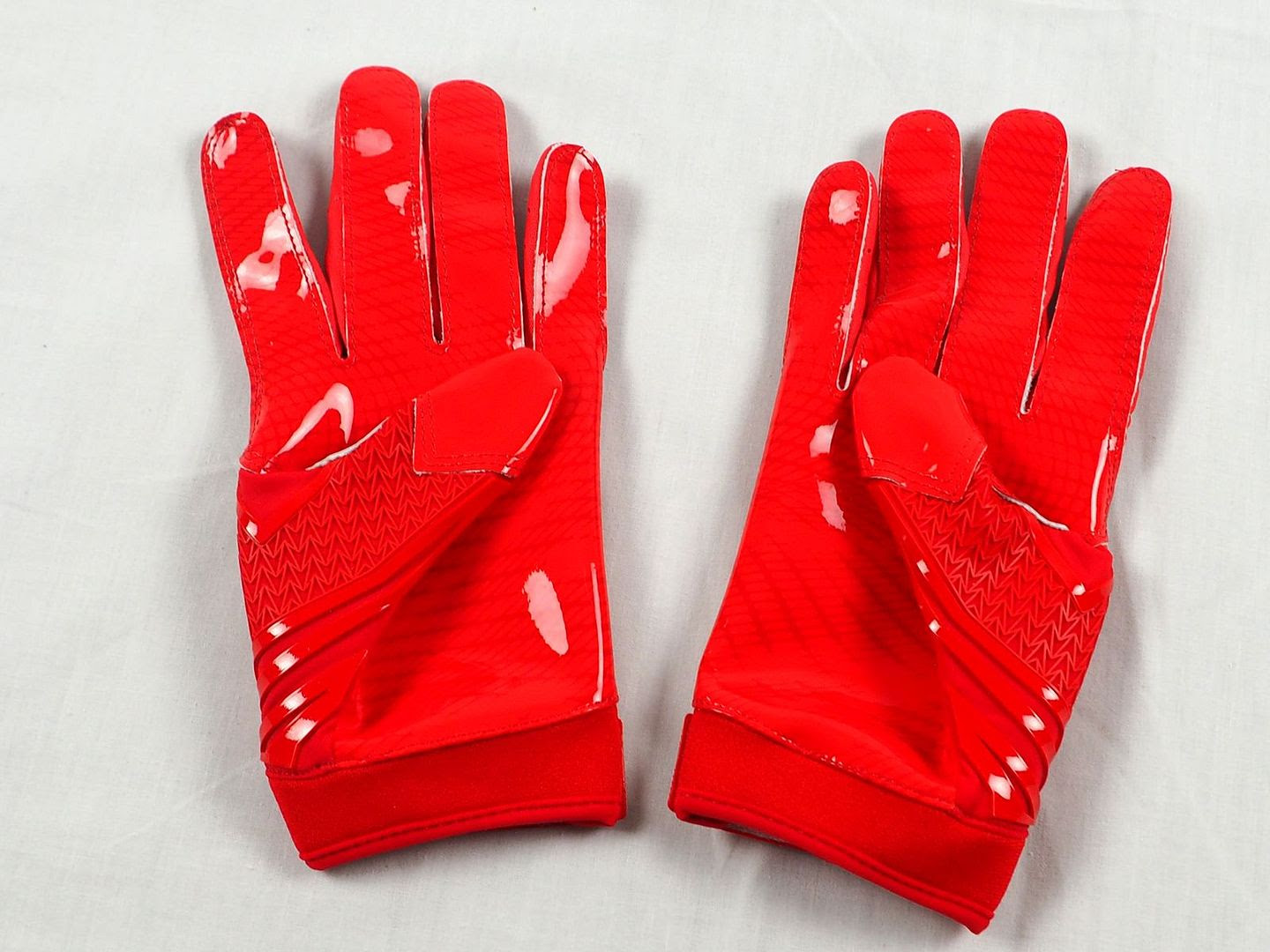 NEW Under Armour Swarm Red NFL Receiver Gloves L eBay NEW Under Armour Swarm Red NFL Receiver Gloves L eBay