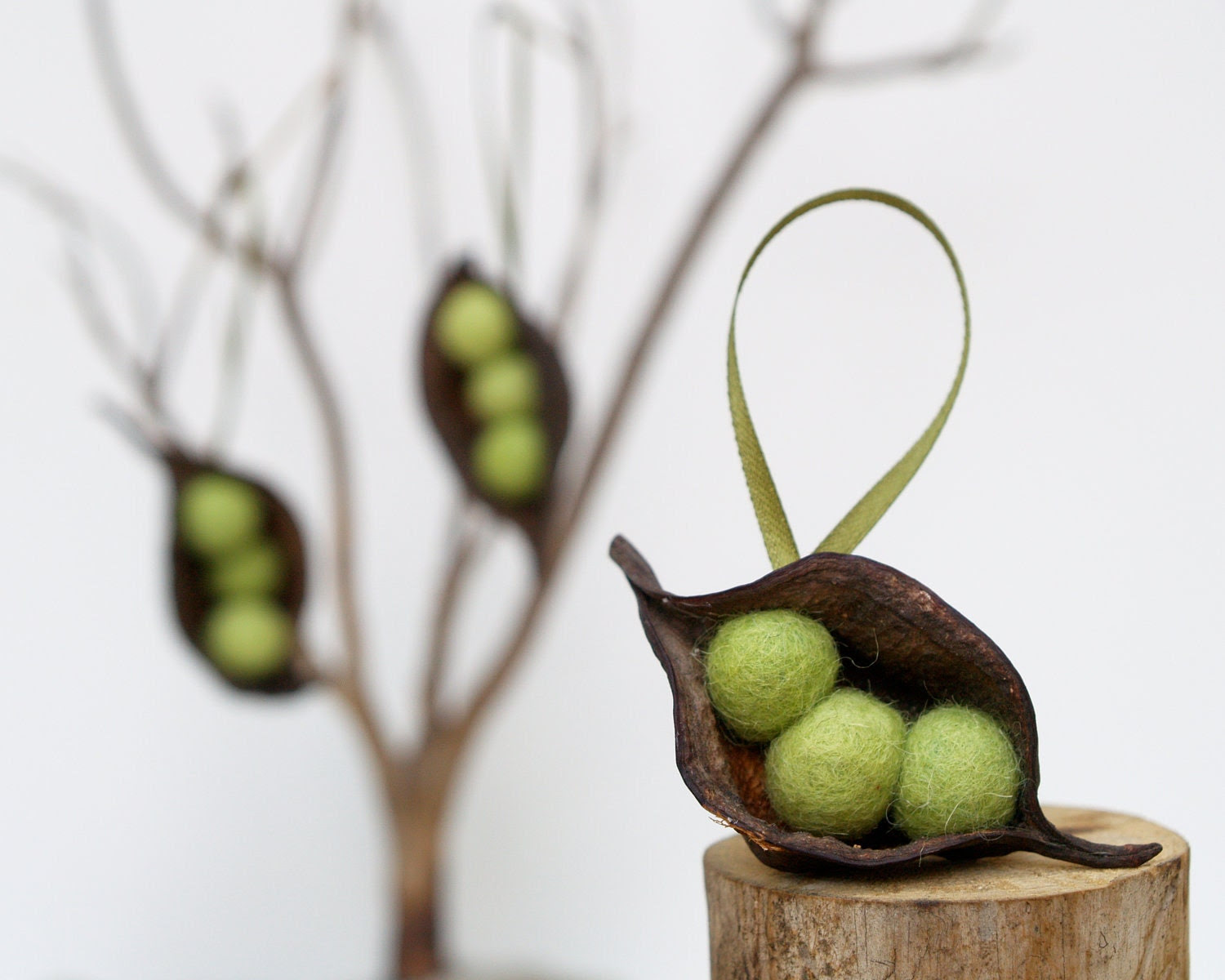 Natural Christmas Ornaments, 3 Pea Pod Decorations Nature Inspired Olive Green Rustic Organic Fun Food Dude Unique Needle Felted Wool Tree - Fairyfolk Natural Christmas Ornaments, 3 Pea Pod Decorations Nature Inspired Olive Green Rustic Organic Fun Food Dude Unique Needle Felted Wool Tree - Fairyfolk