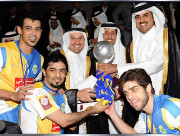 Sheik Hamad Bin Khalifa Al Thani do Qatar com Juninho e título do Al Ghrafa (Foto: Divulgação)