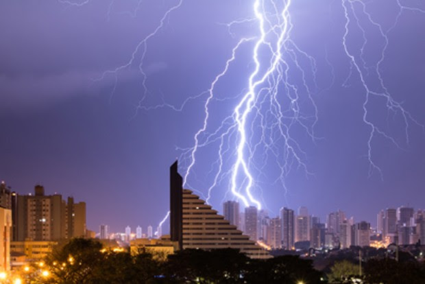 Foto eleita pelo Elat-Inpe como a melhor imagem de raio de 2014 foi feita em Londrina, em uma madrugada de agosto (Foto: Fedrizzi Junior/ELAT/INPE)
