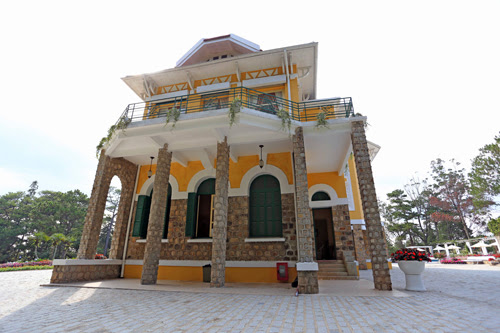 ben-trong-dinh-bao-dai-o-da-lat-5