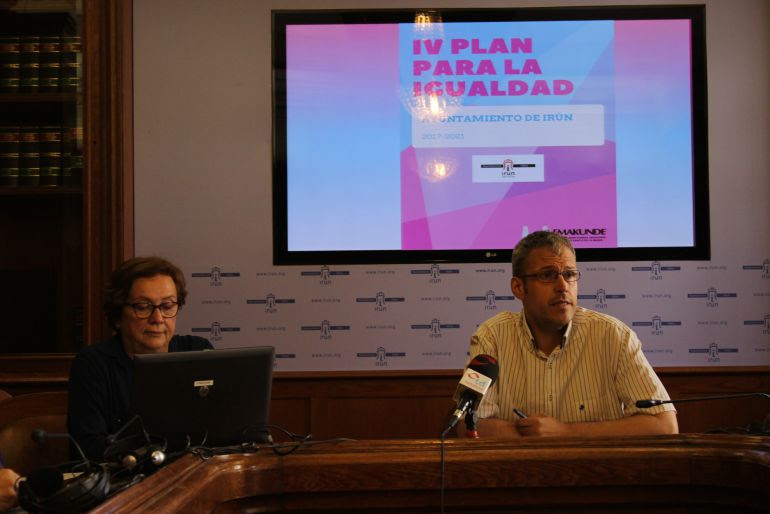 El delegado de Bienestar Social, Sergio Corchón, con la responsable de intervención comunitaria, Feli Goikoetxea, en la presentación del IV Plan de Igualdad. 