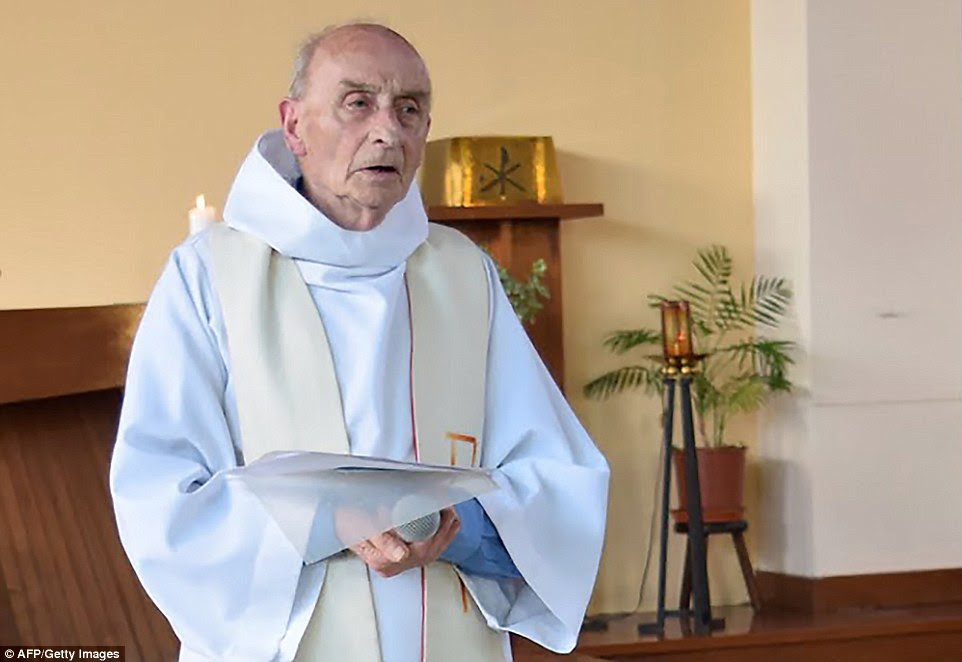 Pai Jacques Hamel teve a garganta cortada no ataque, que também deixou uma freira gravemente ferido. Ele estava na igreja, porque ele estava preenchendo para o padre local, que estava de férias