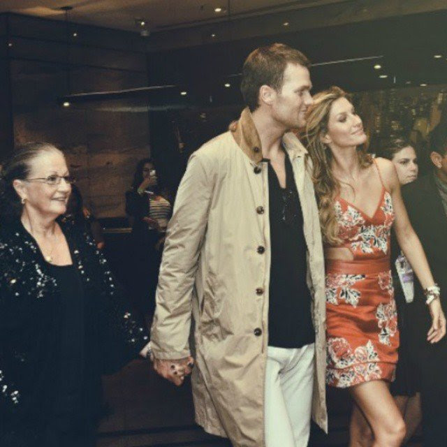 A noite saindo do after party da Colcci. Brady de mãos dadas com a sogra!