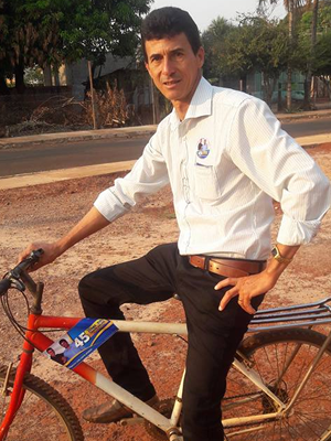 Ele usou bicicleta para percorrer casas de eleitores durante a campanha (Foto: Joabe de Almeida/ Arquivo pessoal)