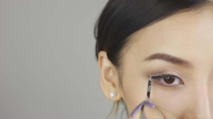 mystika-gia-efarmogi-eyeliner-paixnidaki-09