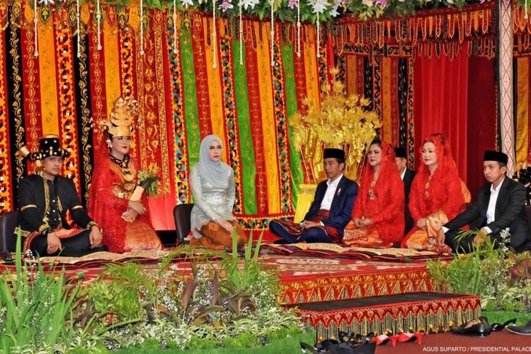 Presiden Joko Widodo dan Ibu Negara hadir dalam pesta adat Batak Mandailing di Medan, Sumatera Utara, Sabtu (25/11/2017).