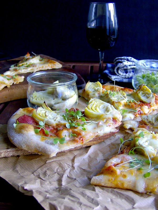 Pizza integral con brotes verdes de rúcula