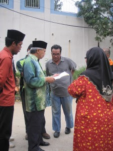 PB220039 YB Dato' meneliti surat-surat yang diberikan oleh penduduk kepada pihak MPS