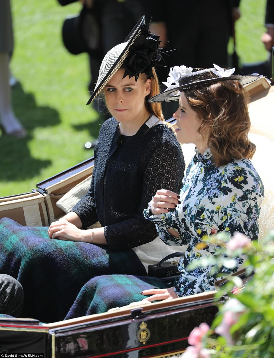 As duas filhas do prÃncipe Andrew usava millinery de modista base Edinburgh Sally Ann Provan, com Beatrice (à esquerda) em um chapéu de espinha de peixe com rosas de cetim, e Eugenie (à direita) em um chapéu de palha enfeitado com flores de origami