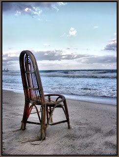 стул на берегу моря