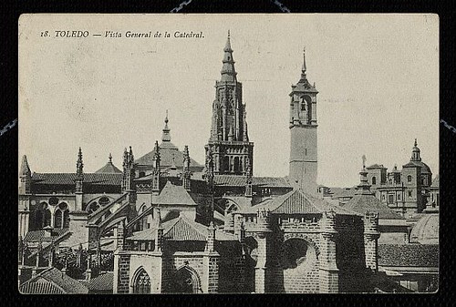 La Catedral de Toledo con la torre del reloj.