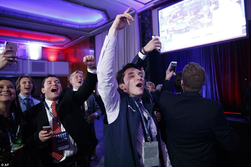 Triunfante: apoiantes Jovem Trump comemorar no candidato republicano puxa à frente na corrida presidencial