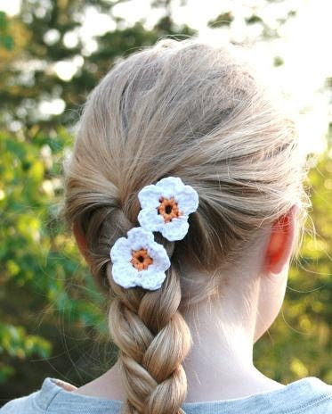 Relief - Crochet daisy hair pins (set of 2) - donated by AngelPearls - EuropeForCharity