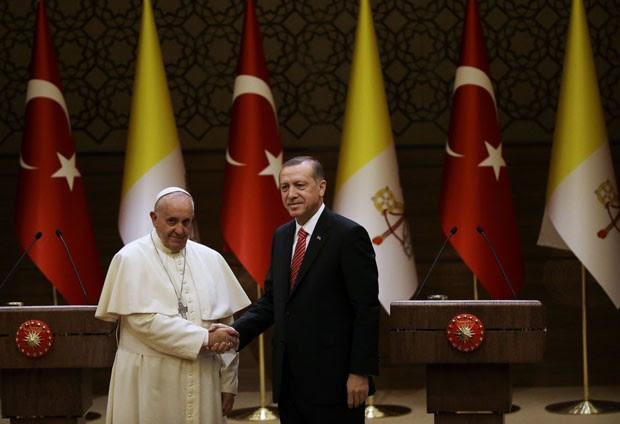 O Papa Francisco durante encontro com o presidente turco, Recep Tayyip Erdogan, em visita à Turquia nesta sexta-feira (28) (Foto: Gregorio Borgia/AP)