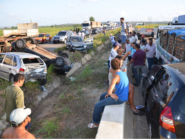 Acidentes causam enorme congestionamento na BR-101 (Foto: Walter Paparazzo/G1 PB) Acidentes causam enorme congestionamento na BR-101 (Foto: Walter Paparazzo/G1 PB)