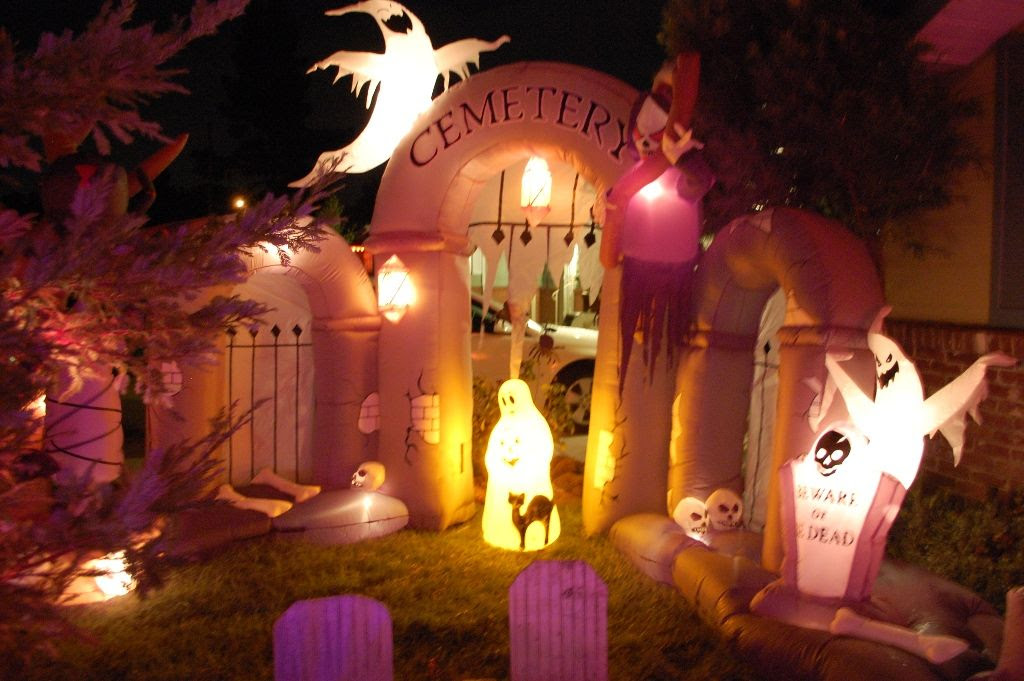 My West Sacramento Photo of the Day Awesome Halloween House on Fallbrook