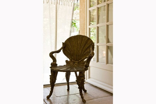 Fauteuil bronze et voilages clairs
