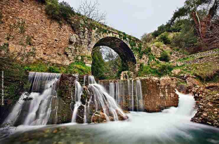 Το αρχαιότερο γεφύρι της Ευρώπης βρίσκεται στην Ελλάδα. Χτίστηκε πριν από 2.000 χρόνια και χρησιμοποιείται κανονικότατα ως σήμερα Το αρχαιότερο γεφύρι της Ευρώπης βρίσκεται στην Ελλάδα. Χτίστηκε πριν από 2.000 χρόνια και χρησιμοποιείται κανονικότατα ως σήμερα