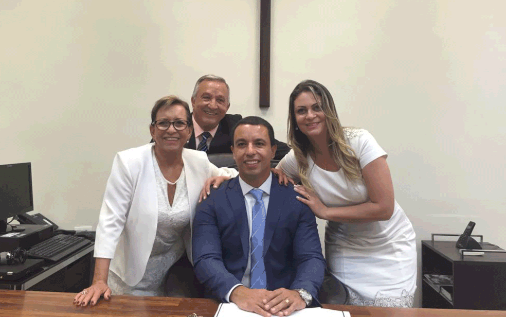 Rogério Lins em seu gabinete na prefeitura de Osasco após posse (Foto: Divulgação Prefeitura de Osasco)