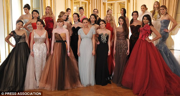 Margaret (primeira fila, o segundo à direita) com os outros debutantes