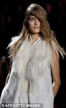 http://i.dailymail.co.uk/i/pix/2011/09/21/article-2040125-0DE529EF00000578-912_224x364.jpg