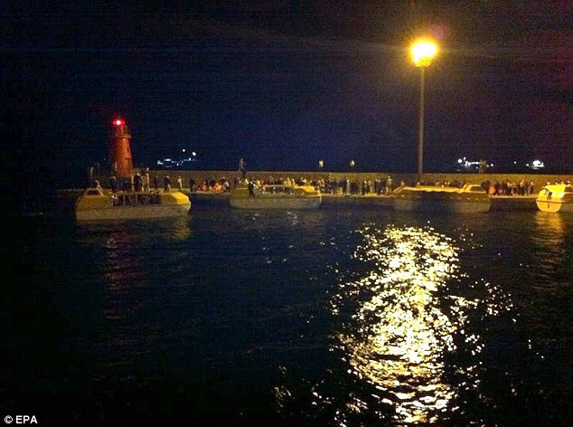 Operation: Rescue boats of the stranded cruise ship Costa Concordia arrive in the harbour