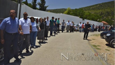 ανθρώπινη αλυσίδα για να υπερασπιστούν τον άραβα αρχιμανδρίτη Χριστόφορο που το Ιεροσολύμων θέλει να πειορίσει στο Πατριαρχείο.