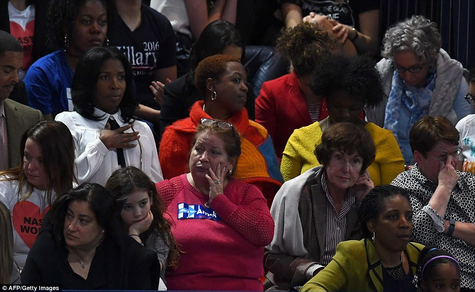 Apoiantes do candidato presidencial democrata Hillary Clinton olhar sobre durante a noite da eleição no K. Javits Convention Center Jacob