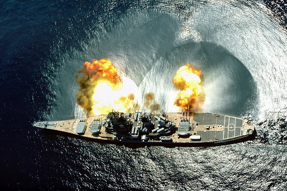El barco USS Iowa hace ejercicios militares en mar abierto. Foto: Pixabay