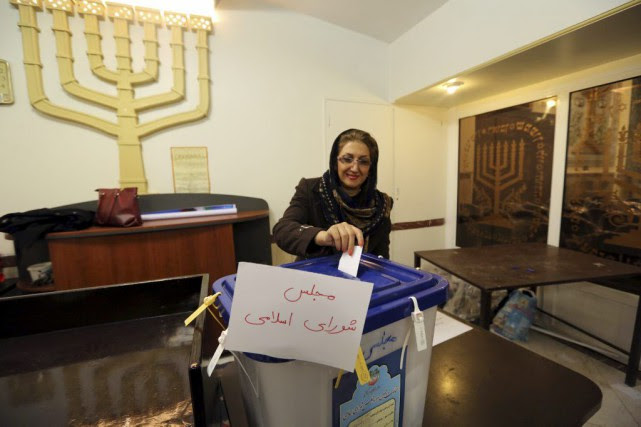 Les Iraniens votent nombreux sur la poursuite de la politique d'ouverture Quelque 55 millions d'Iraniens sont appelés à se... (Photo Atta Kenare, Agence France-Presse)
