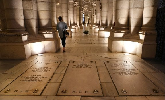 Tumbas en la cripta de la catedral de La Almudena, que funciona a su vez como parroquia de Santa María La Real. :: ernesto agudo