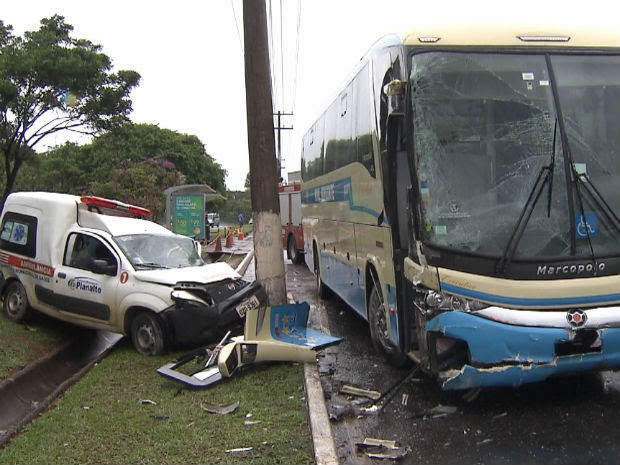 Ambulância acidente (Foto: Imagens/TV Bahia)