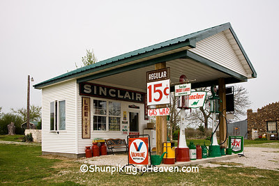 Gay Parita Sinclair Station (Replica of 1930 Sinclair Station) on Old Route 66, Lawrence County, Missouri