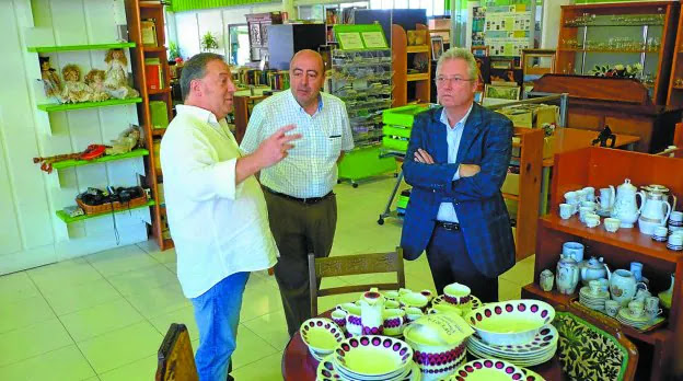 Reutilización. Pradini guió al director foral de Medio Ambiente, Félix Asensio, y al diputado José Ignacio Asensio por el Ecocenter.